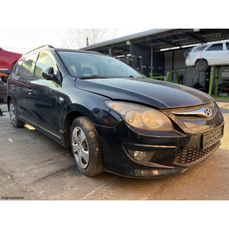 2011 Hyundai I30 CW 1.6 dízel, 6 sebességes mechanikus váltó, kulcs nélkül - kizárólag bontásra